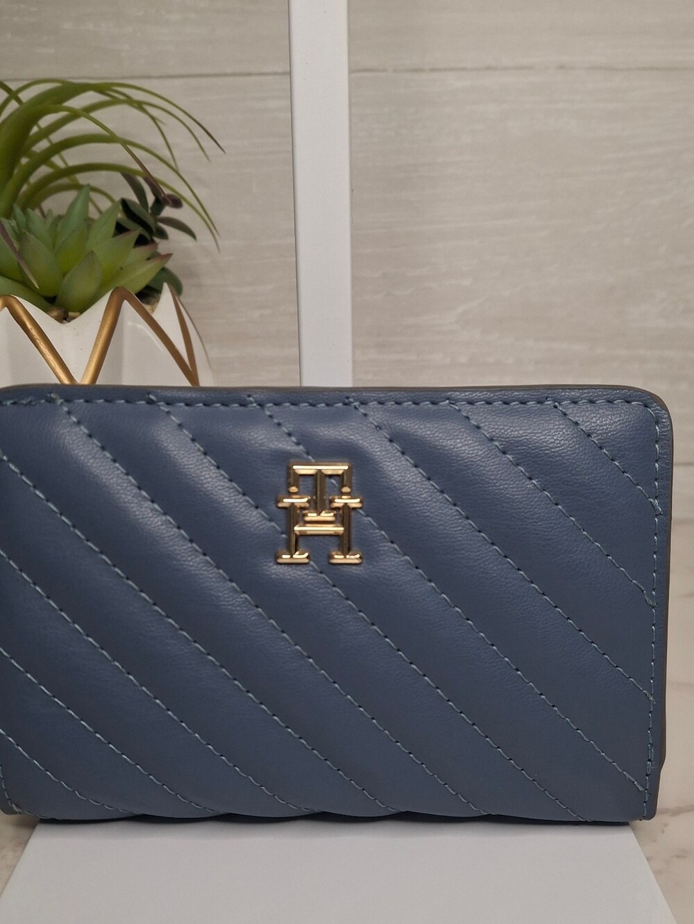 Tommy Hilfiger Blue Quilted Bifold Wallet Gold TH Logo NWOT